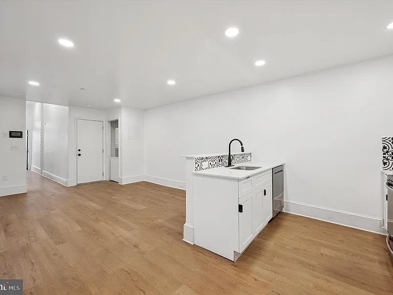 1637 W Girard Ave #1 — Photo 13