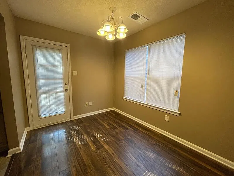 3 bed, 2.5 bath, 1250 sqft, $1,475 — Photo 3