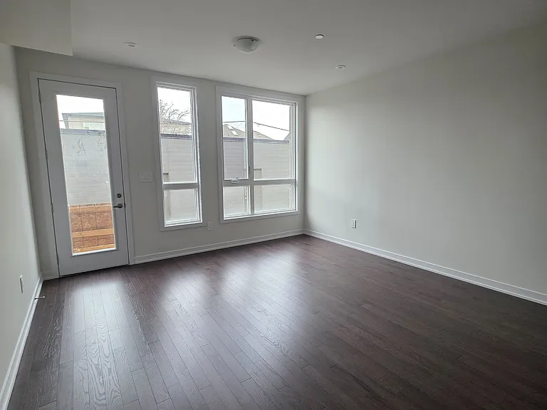 28 Green Gardens Blvd — Photo 5