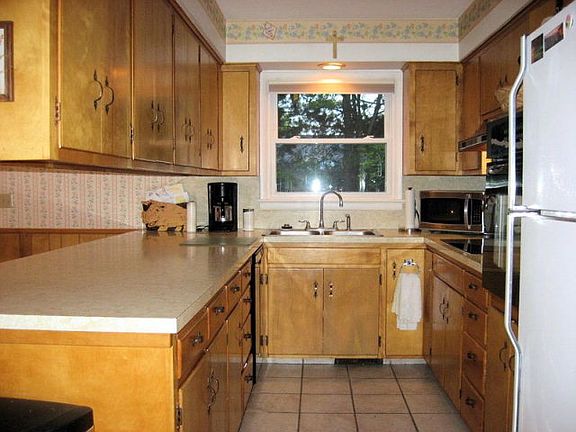 3rd image of 210 E 25th St