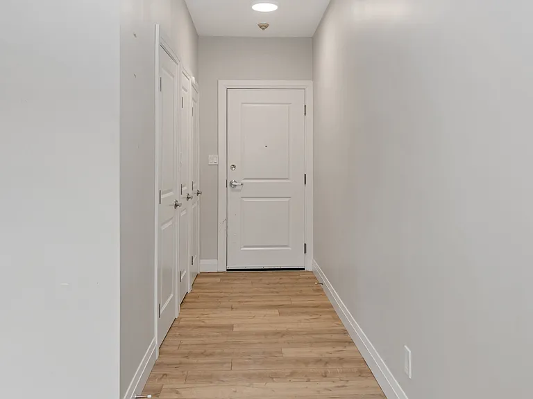 523 Bay St — Photo 2