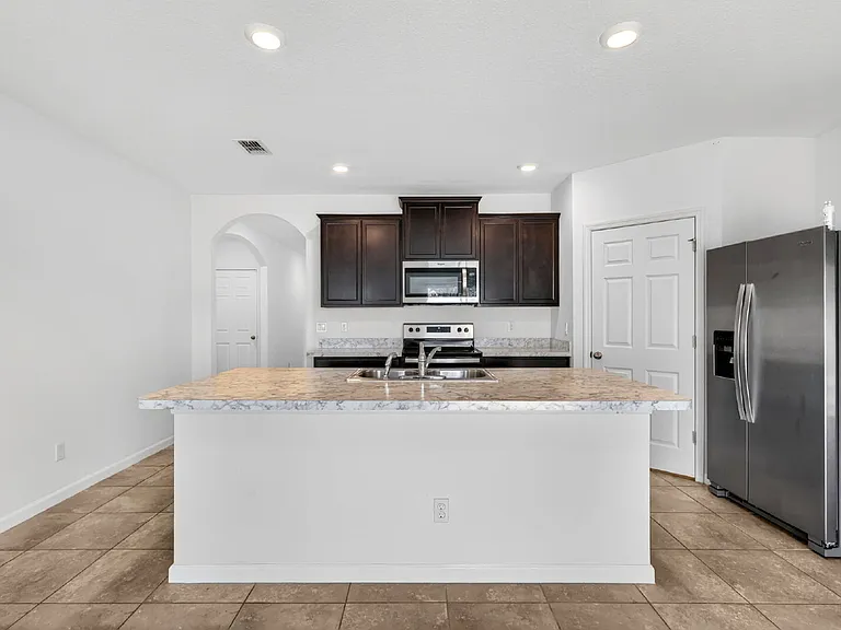 393 SW Tarra Ave — Photo 11