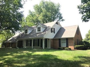 1806 Arrowhead Ln, Godfrey, IL 62035