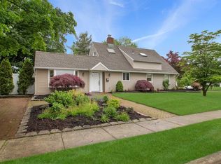 2 Whisper Ln, Wantagh, NY 11793