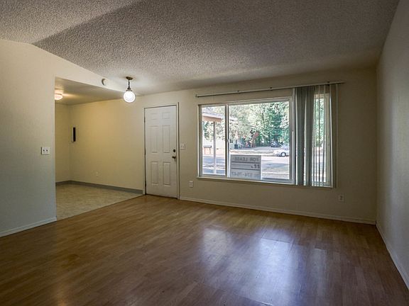 2nd image of 10921 NE 48th St