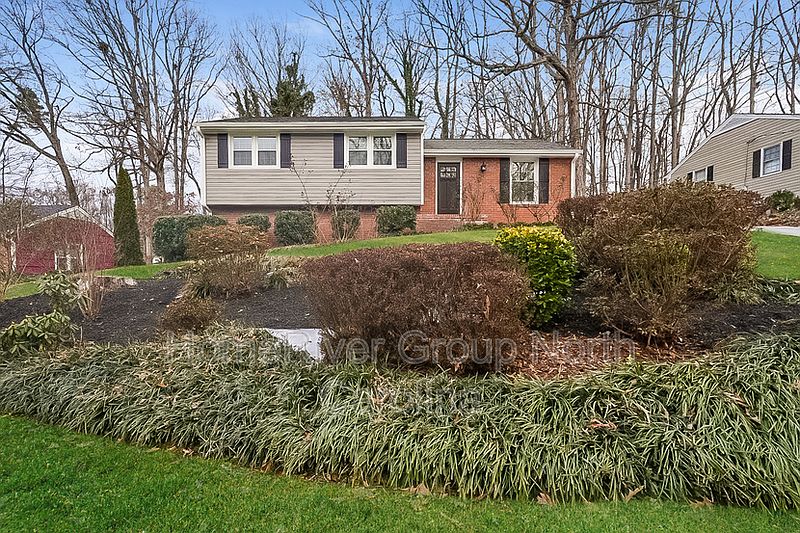 1st image of 2608 Robin Hood Dr