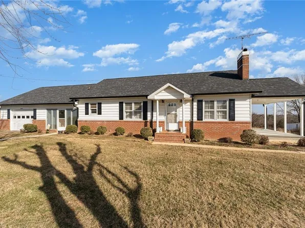 2352 Center Rd, Boonville, NC 27011