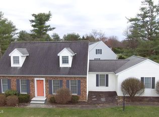 18 Guilder Ln, Glenmont, NY 12077