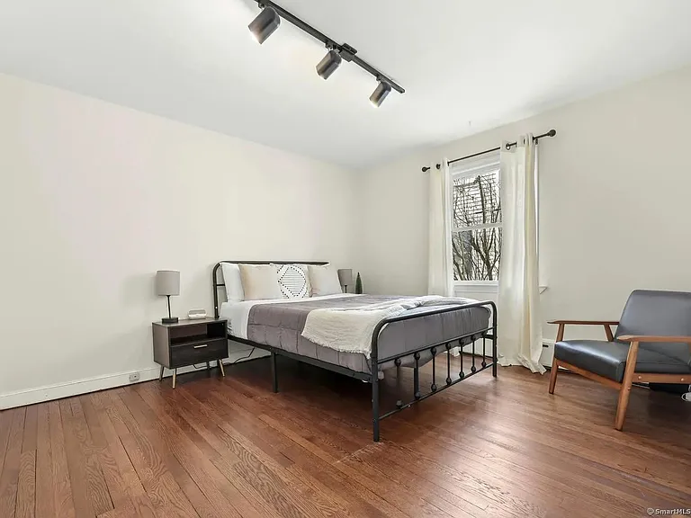 584 Courtland Ave — Photo 12