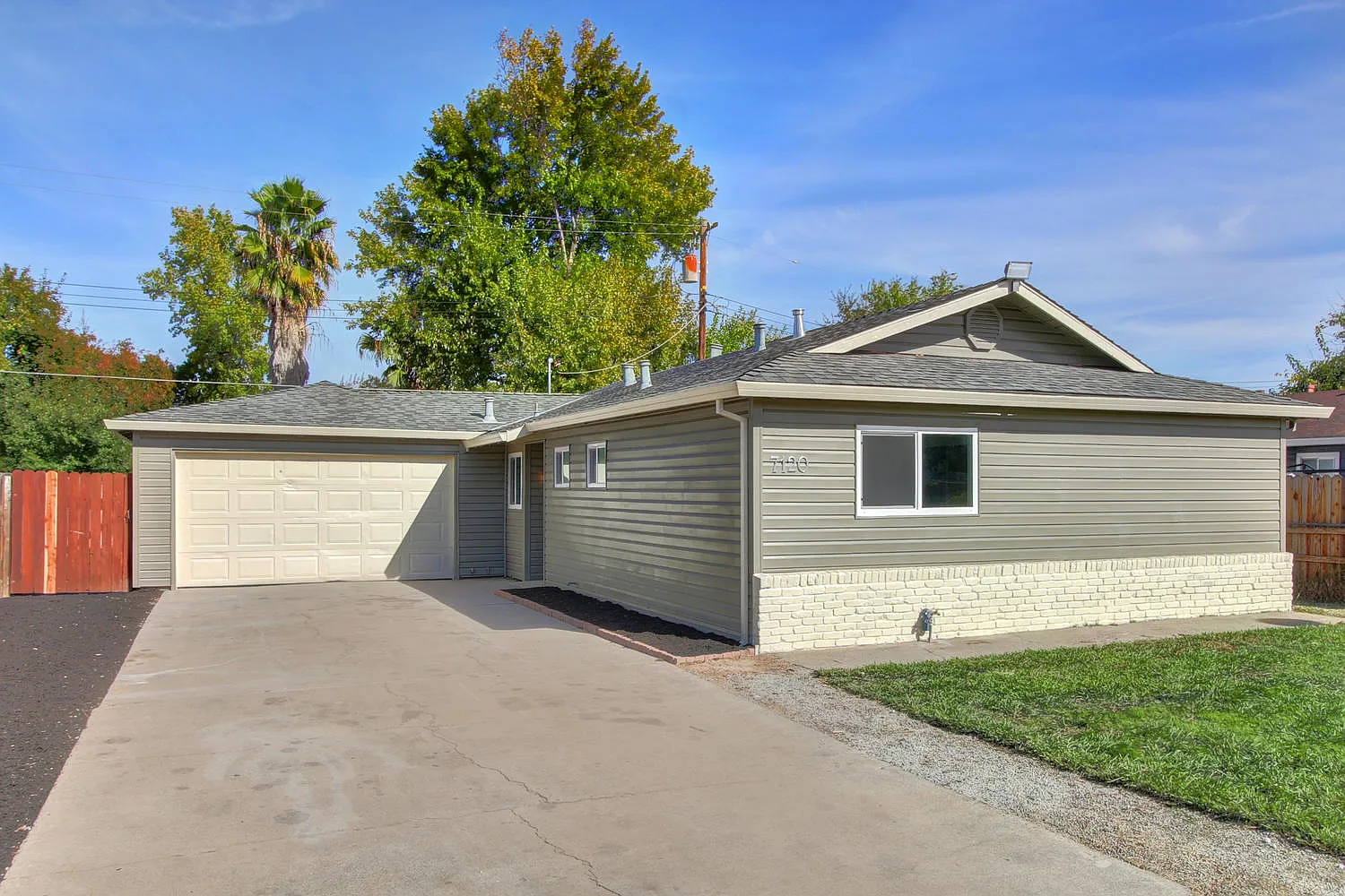 7120 Front St photo 1