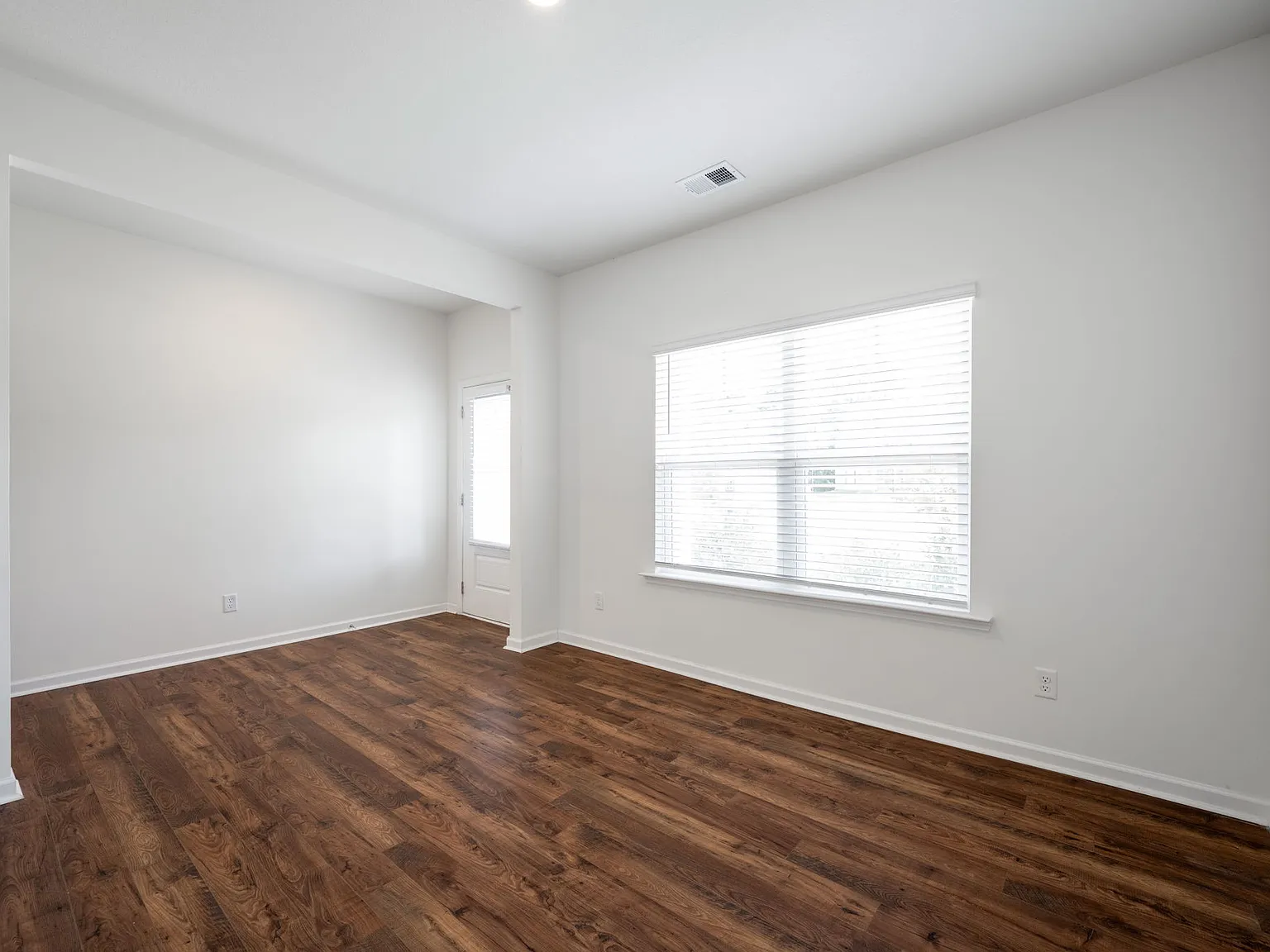 5 bed, 3.5 bath, 2850 sqft, $2,900 — Photo 4