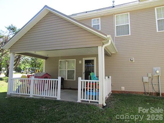 3rd image of 402 Trillium Ct SW #1