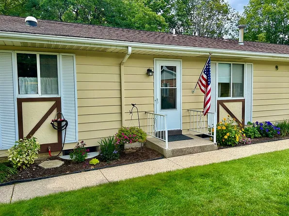5789 Leisure South Dr SE, Kentwood, MI 49548