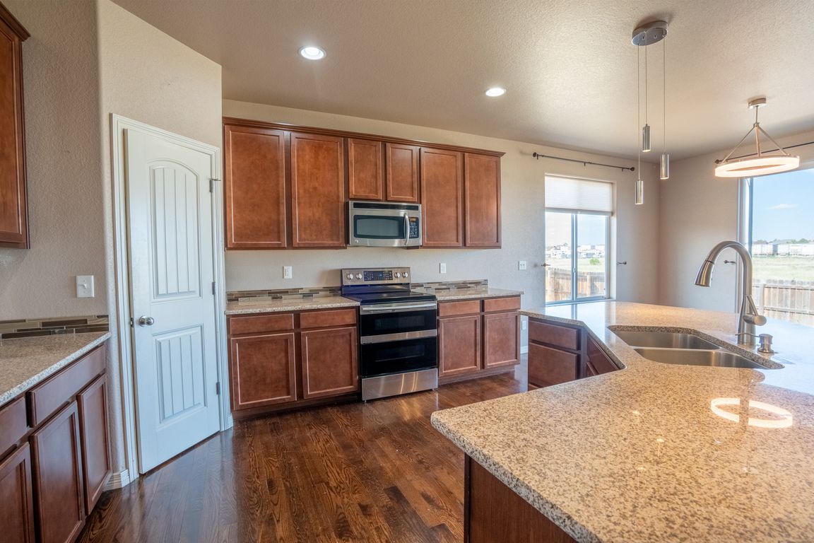 Kitchen with walk in pantry (main floor)