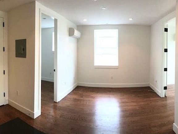 3rd image of 192 Hawthorne St APT 1F