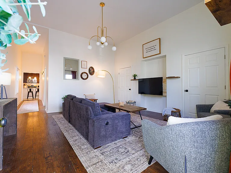 932 E Oak St — Photo 34
