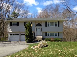 562 W Brook Dr, Cortlandt Manor, NY 10567