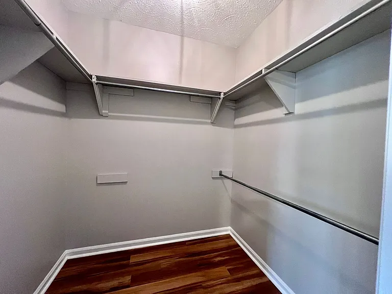 409 Oak St — Photo 14