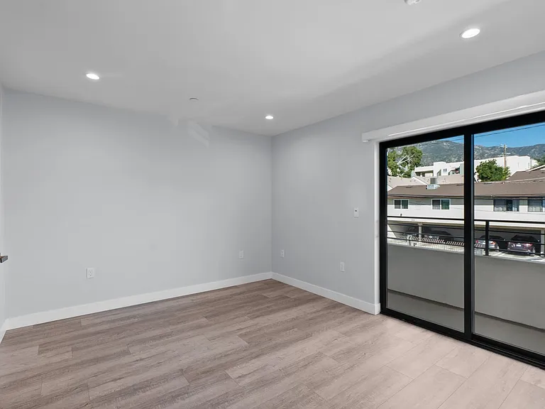 10032 Commerce Ave #4 — Photo 26