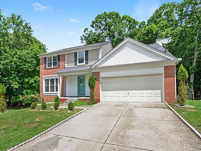 425 Thornridge Ct — Photo 3