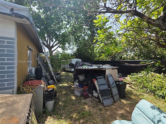5th image of 722 SW 3rd Ave