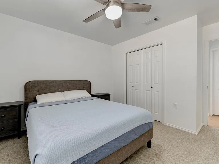 Guest bed w/ queen size bed.