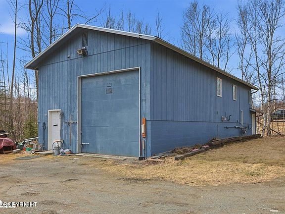 3rd image of 901 N Lucus Rd