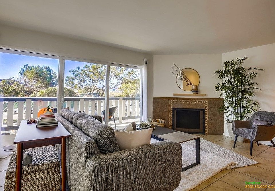 2nd image of 2729 Camino Del Mar