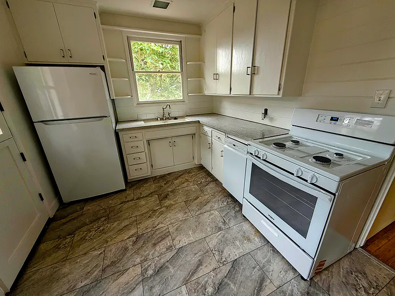 382 Mariposa Ave — Photo 5