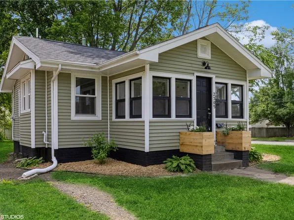 2305 40th St, Des Moines, IA 50310
