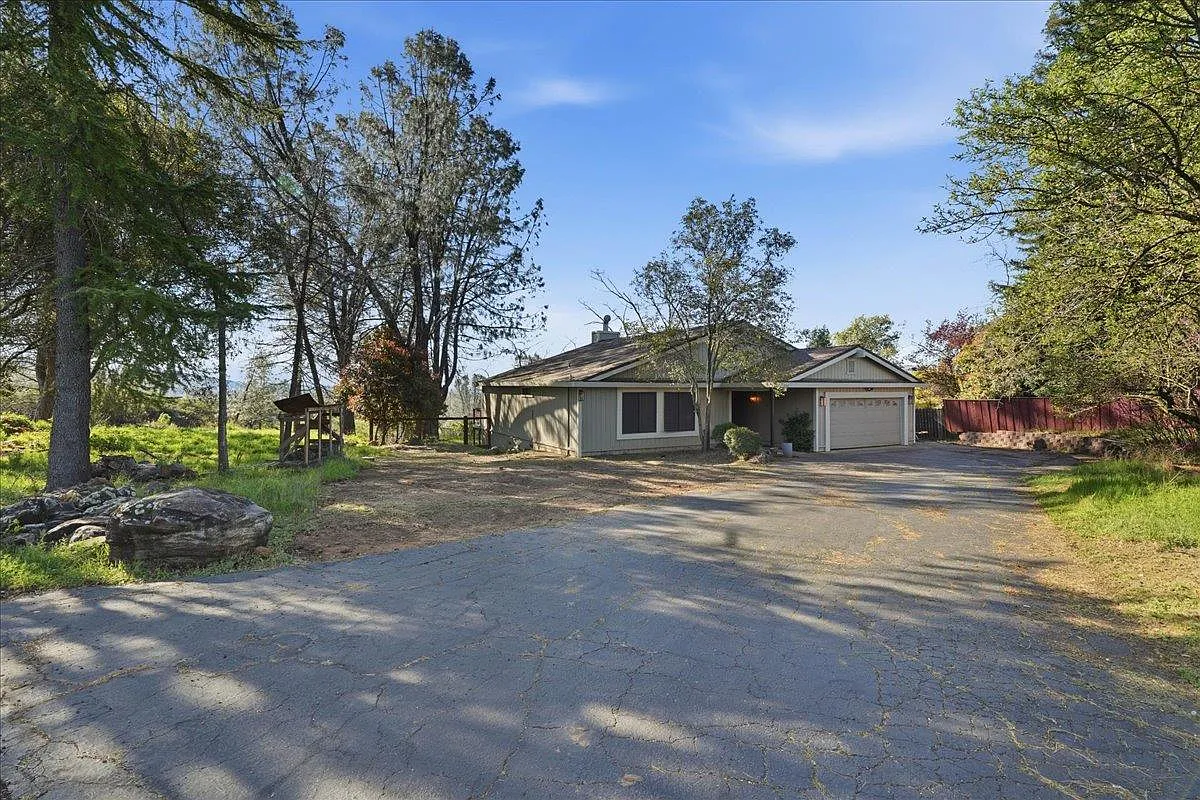 2836 La Crescenta Dr photo 1