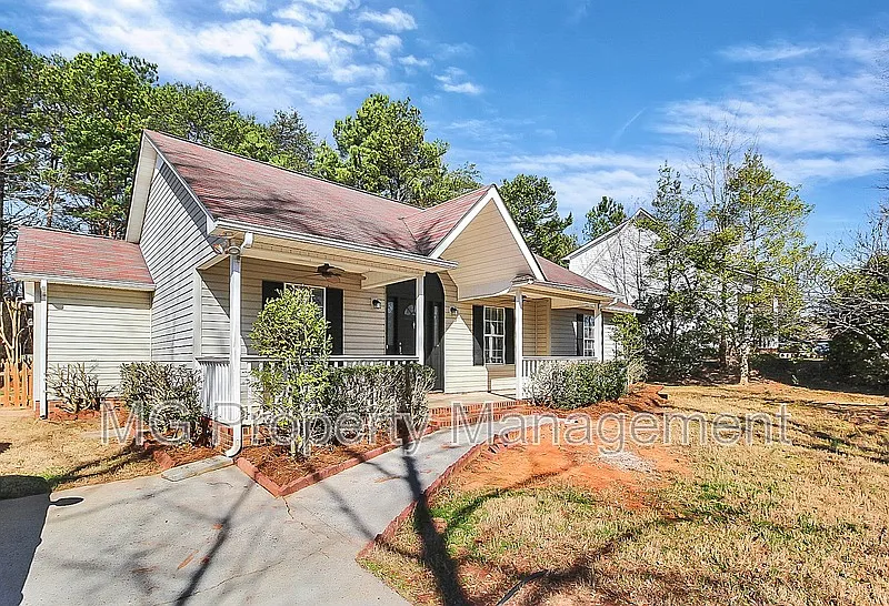 3 bed, 2.0 bath, 1300 sqft, $1,895 — Photo 2