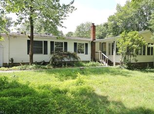 11 Jays Ln, Oak Ridge, NJ 07438