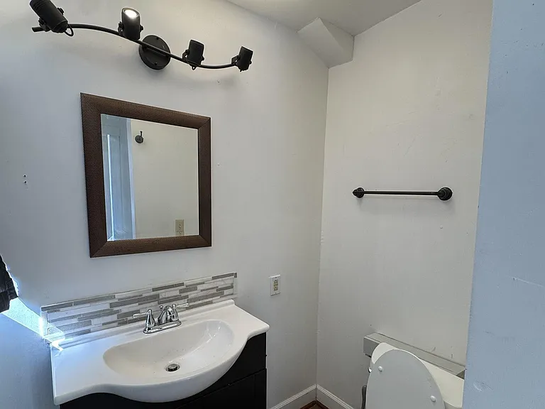 111 E 6th St #C — Photo 14
