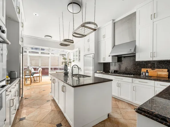 51 East 67th Street image 4 of 19