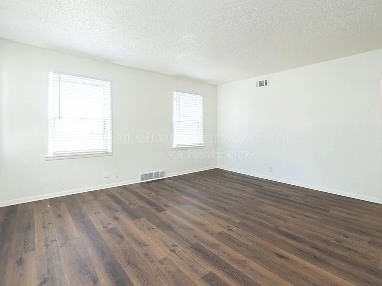 631 N Mount Carmel St — Photo 8
