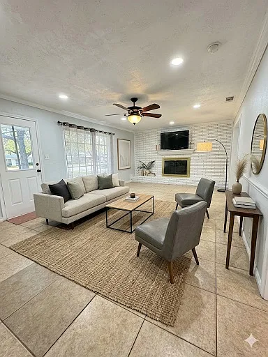 4 bed, 1843 sqft, $2,000 — Photo 2