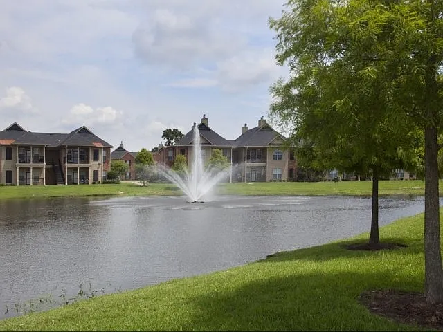Nelson Pointe Apartment Homes — Photo 9