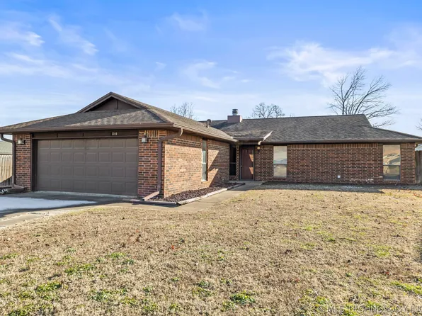 2310 E Fieldstone St, Okmulgee, OK 74447