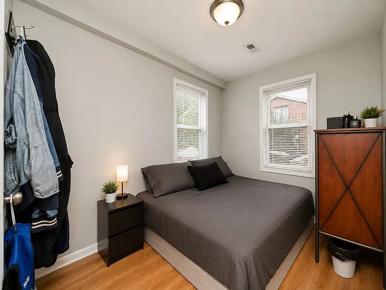1431 W Flournoy St #2R — Photo 6