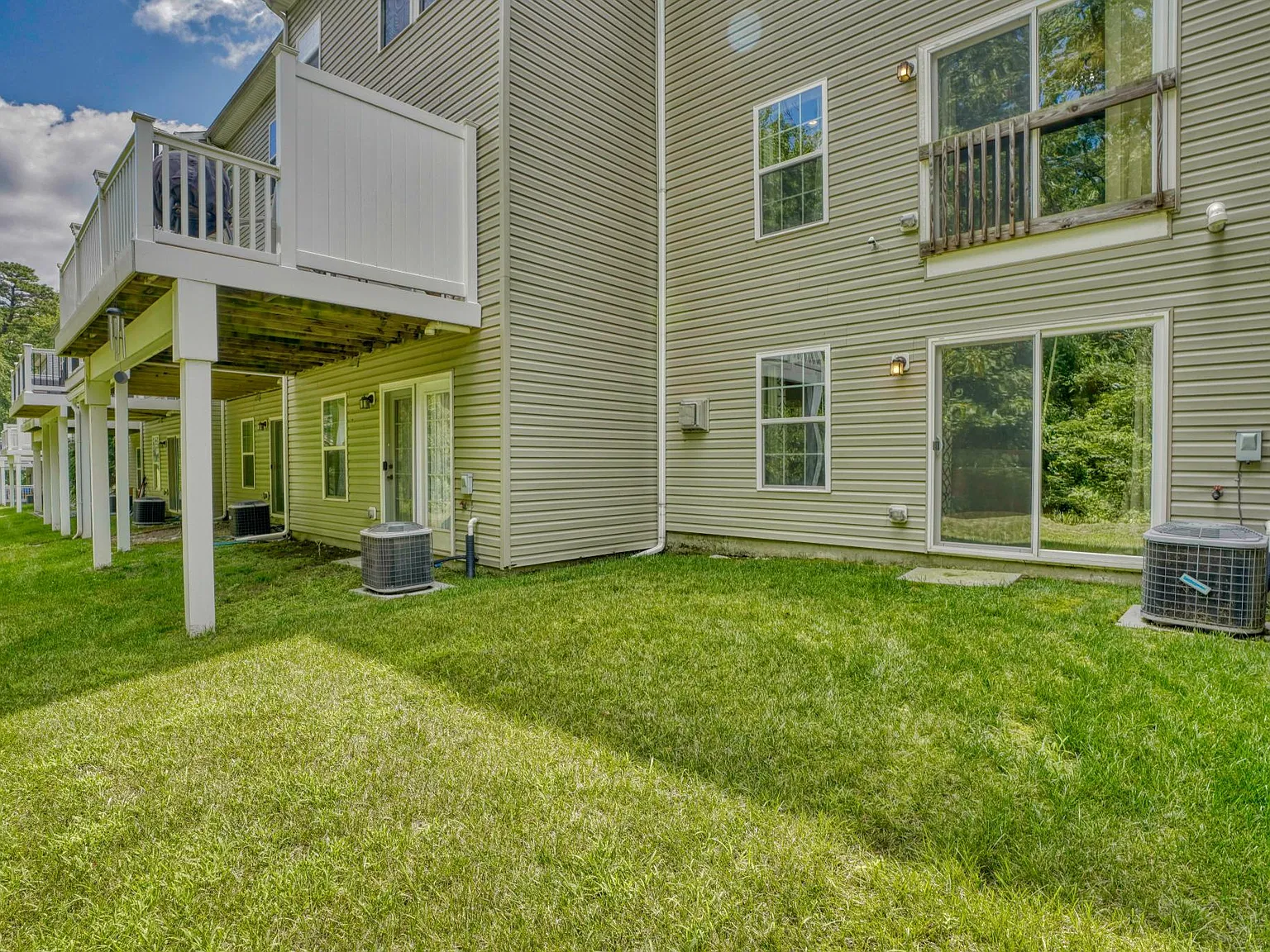 3 bed, 2310 sqft, $3,100 — Photo 2