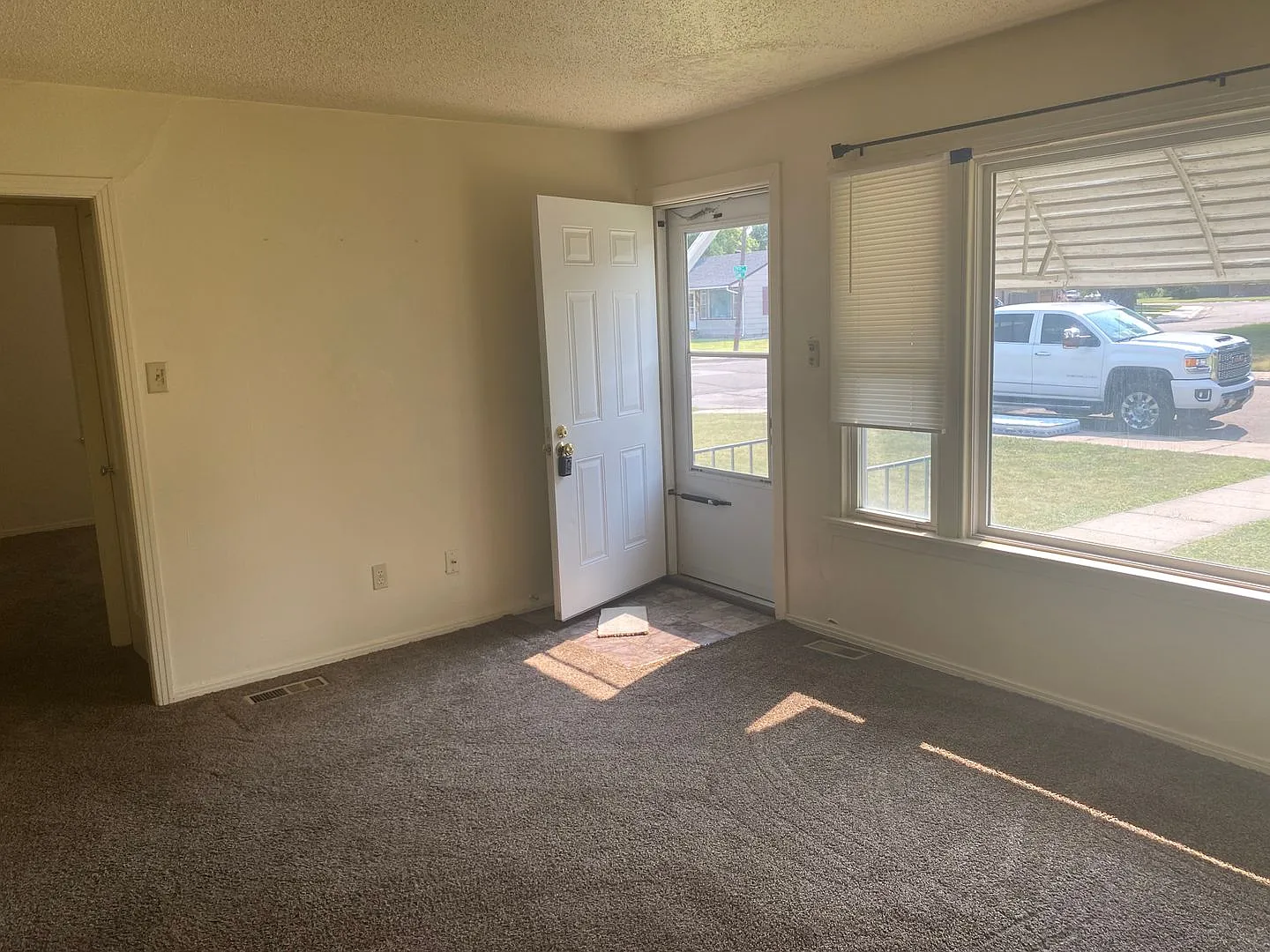 2 Bedroom, 1 Bathroom House with Detached Garage — Photo 3