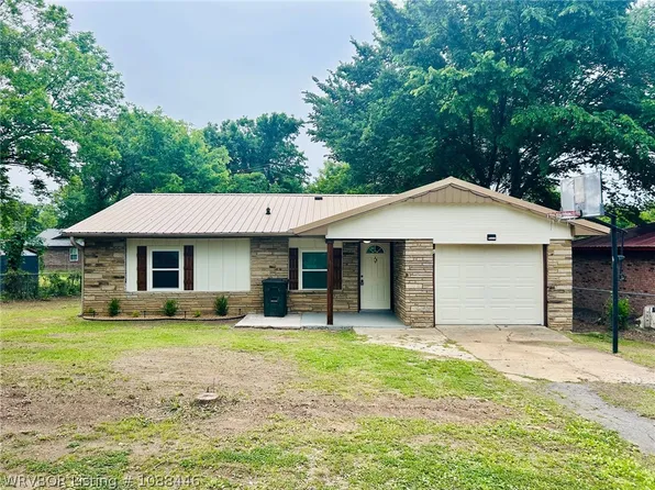 105 N Apache St, Sallisaw, OK 74955