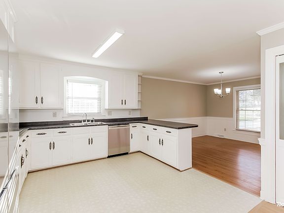 5th image of 1821 Kenmore Dr
