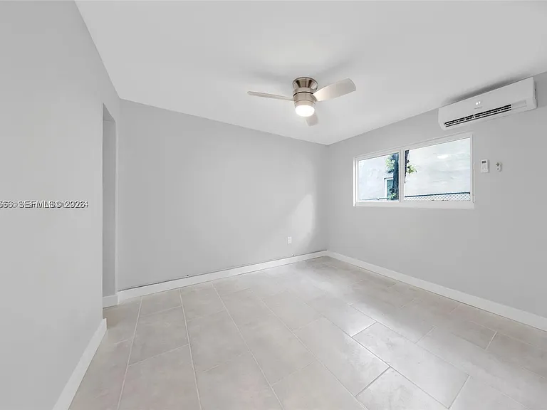 1150 NW 1st Pl #4 — Photo 5