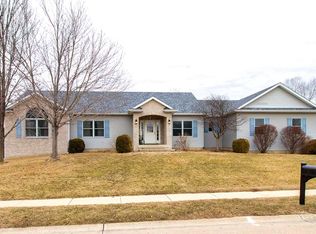 1099 Fox Hollow Ln, Le Claire, IA