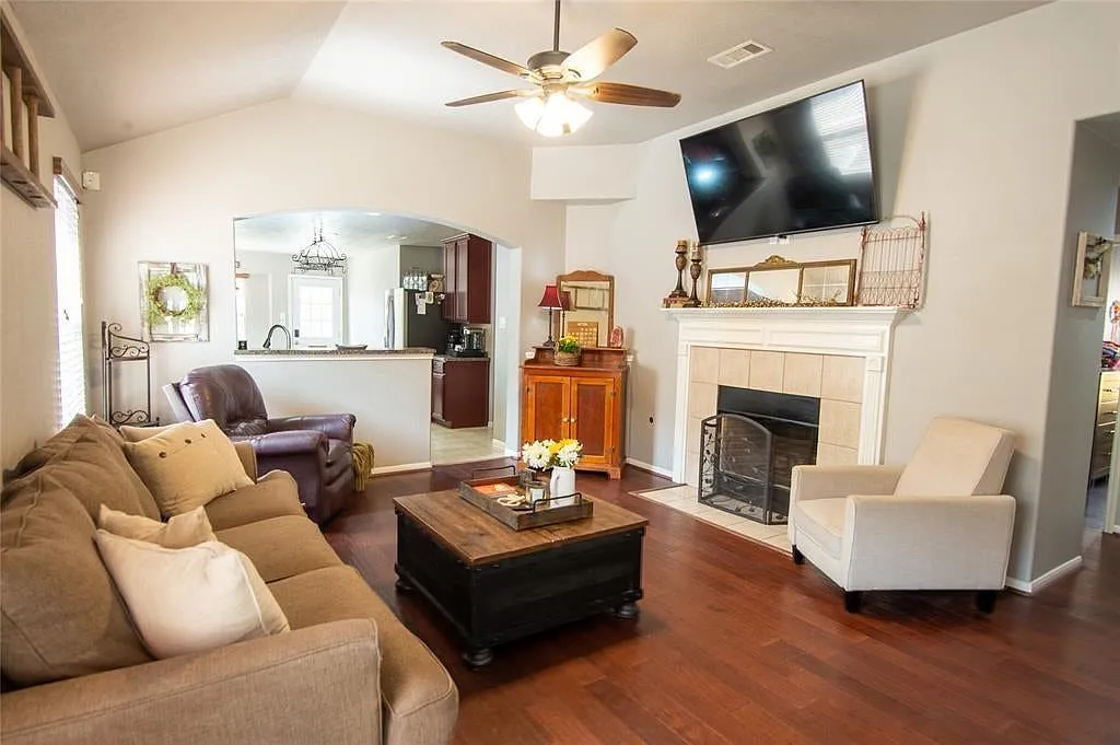 3 bed, 1605 sqft, $2,300 — Photo 3