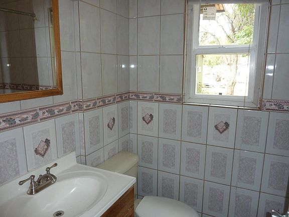 4th image of 9217 Tobias Ave