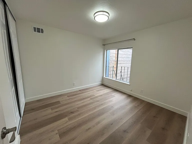 559 7th Ave — Photo 9