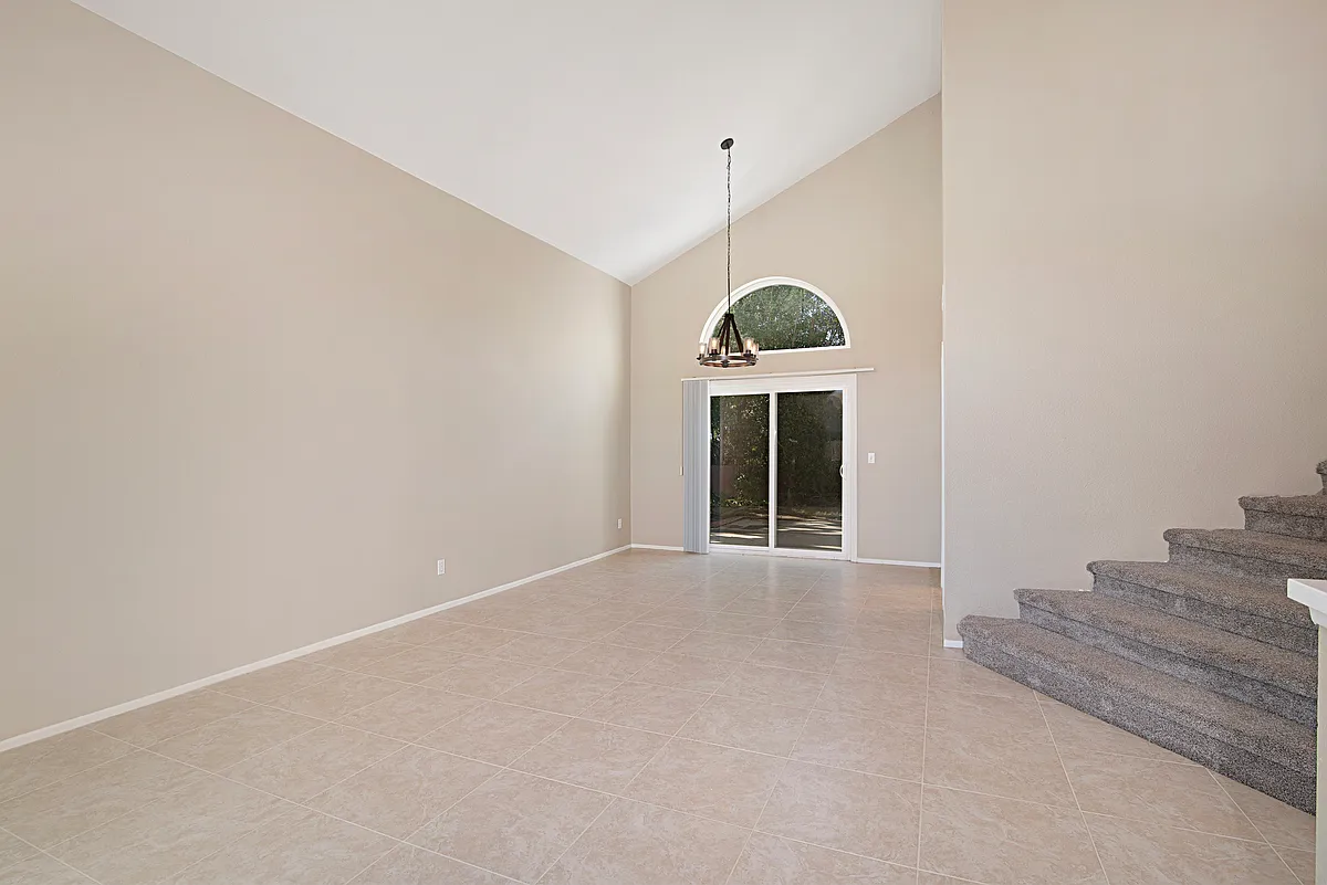 4 bed, 2.5 bath, 2070 sqft, $4,900 — Photo 3